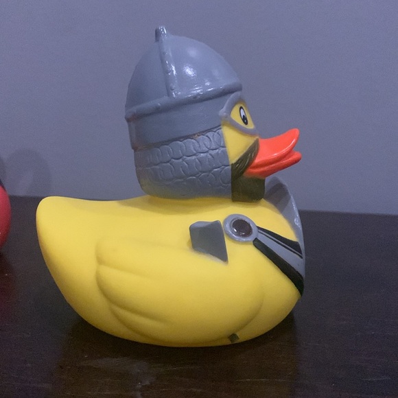 A collection of rubber ducks. - Picture 4 of 8